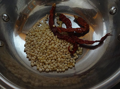 urad dal and red chilli for mango chutney or mavinakayi chutney