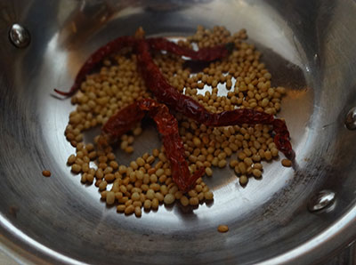 fry urad dal and red chili for mango chutney or mavinakayi chutney