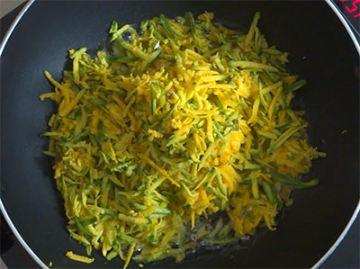 grated raw mango for mango thokku or mavinakayi thokku