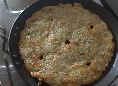 making masale jolada rotti or masala jowar roti recipe