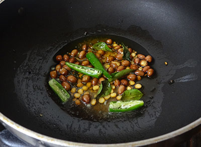 green chili and curry leaves for mavinakai chitranna or mango rice