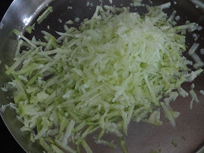 grated mango for mavinakayi chitranna or mango rice