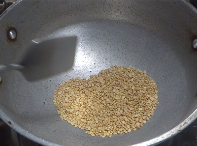 roasting urad dal for menthe hittu recipe or menthya chutney powder