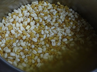 soak urad dal and fenugreek seeds for menthe idli or kadubu