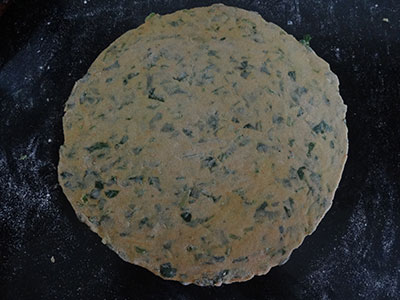 rolling methi paratha