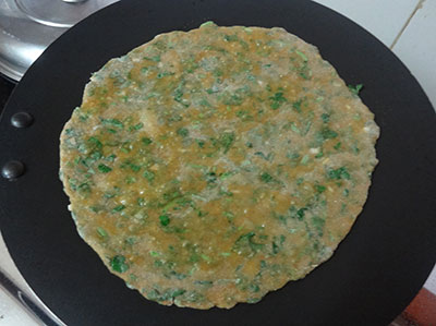 cooking methi paratha