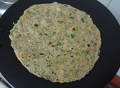 cooking methi paratha