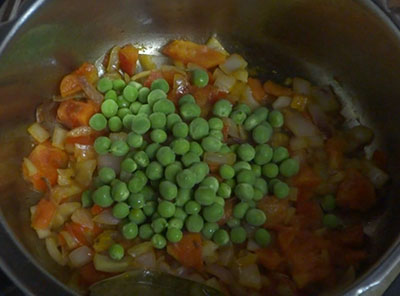 green peas for methi pulao or menthe soppina pulav