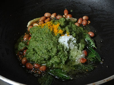 mustard seeds and urad dal for pudina shavige or mint vermicelli