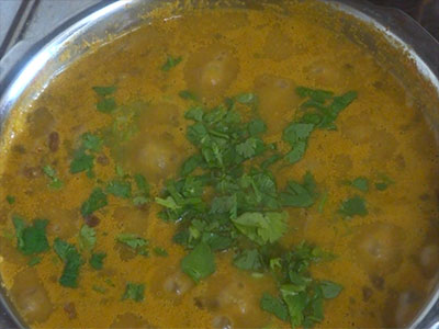 coriander leaves for molake kalu saaru or sprouts gravy