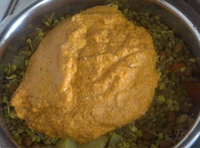 ground masala for molake kalu saaru or sprouts gravy