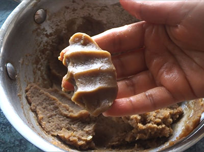 making sweet mushti kadubu or pidi kozhukattai using chakli mould