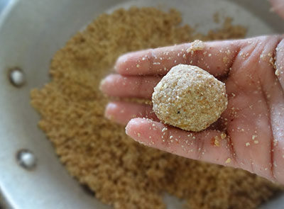 making shenga unde or nelagadale unde or peanut laddu