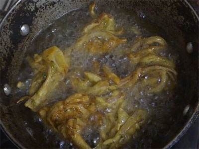 frying onion pakoda or eerulli bajji