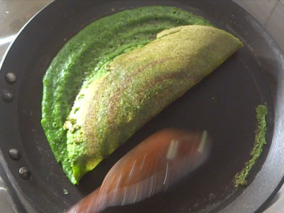 palak dose or palak dosa recipe on pan