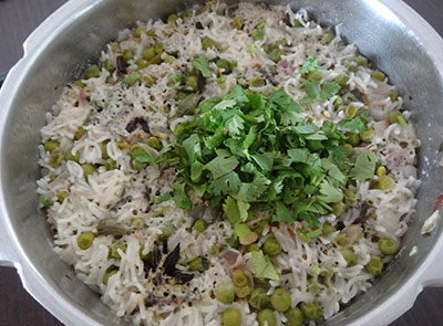 coriander leaves and lemon juice for peas pulao or matar pulao