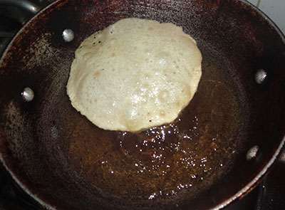 deep frying the rolled poori