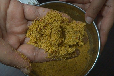 ground pudina chutney pudi or mint chutney powder