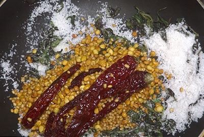 fried ingredients for pudina chutney pudi or mint chutney powder