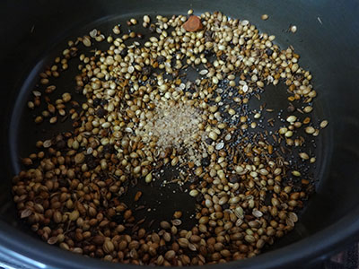 frying spices for mysore rasam powder or iyengar puliyogare powder