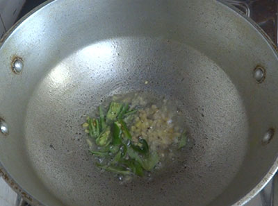 green chili and curry leaves for quinoa upma