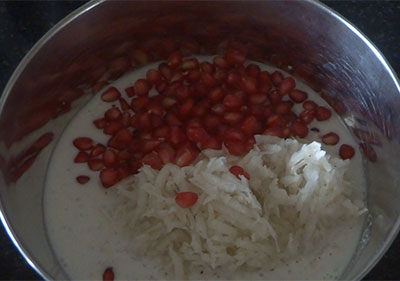 grated radish and pomegranate for radish capsicum raita