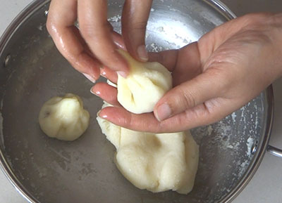 making rave modaka or rava modak