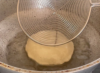 deep frying the rolled rava poori