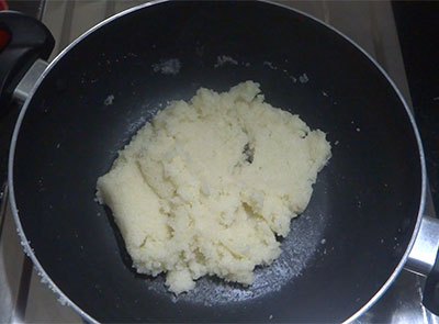 cooking semolina for rave shavige or rava idiyappam