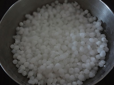 soak sabudna pearls for sabakki paddu or sabudana paniyaram