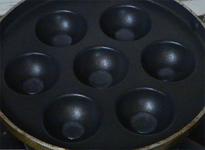 pan for making sabakki paddu or sabudana paniyaram