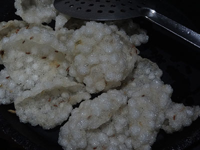 deep fried sabakki sandige or javvarisi vadam