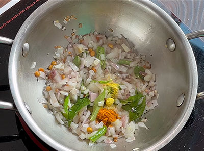 green chilli and curry leaves for sabsige soppu palya or dill leaves stir fry recipe