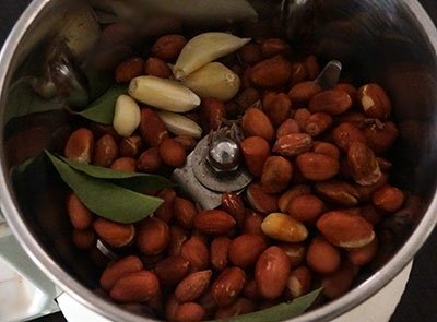 ingredients in mixer grinder for shenga hindi or peanut chutney powder