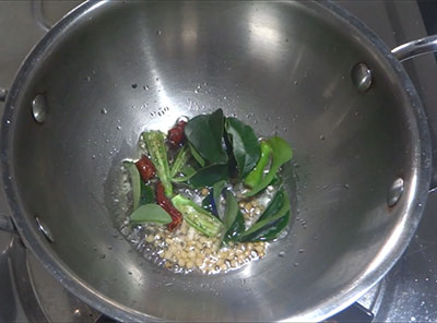 green chilli and curry leaves for sorekai palya or bottle gourd stir fry