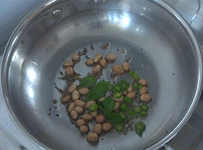 green chili and curry leaves for southekayi avalakki or cucumber poha