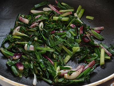 fried spring onion for spring onion thambli or eerulli gida tambli