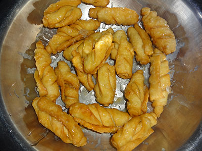 sprinkling sugar syrup for suruli puri or suruli poori