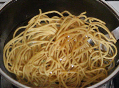 fried thin kara sev mixture or omapodi mixture