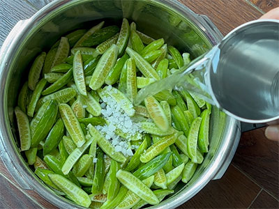 chopped Ivy gourd for thondekai kayirasa recipe