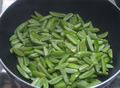 chopped ivy gourd for thondekai green masala palya recipe