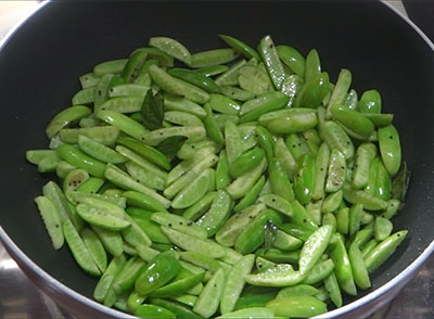 green chilli and curry leaves for thondekai green masala palya recipe