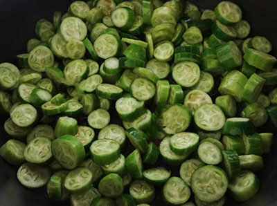 sliced ivy gourd for thondekai palya or stir fry