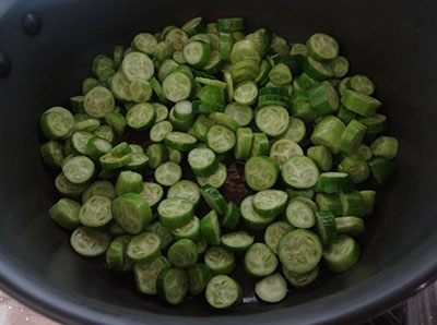 tempering for thondekai palya or stir fry