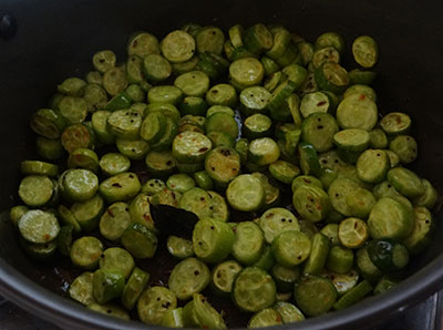 cooking ivy gourd for thondekai palya or stir fry