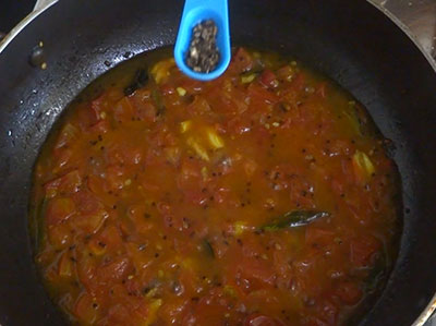 boiling tomato bellulli gojju or tomato garlic gojju