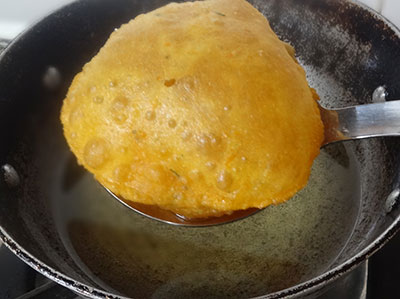 fried tomato poori