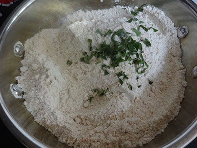 curry leaves for tomato poori