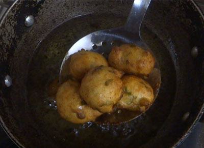 fried uddina bonda or uddina vade