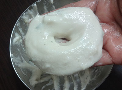 making uddina vade or medu vada